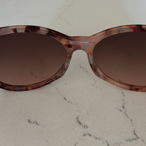Chic Tortoiseshell Sunglasses - Picture 10 of 15